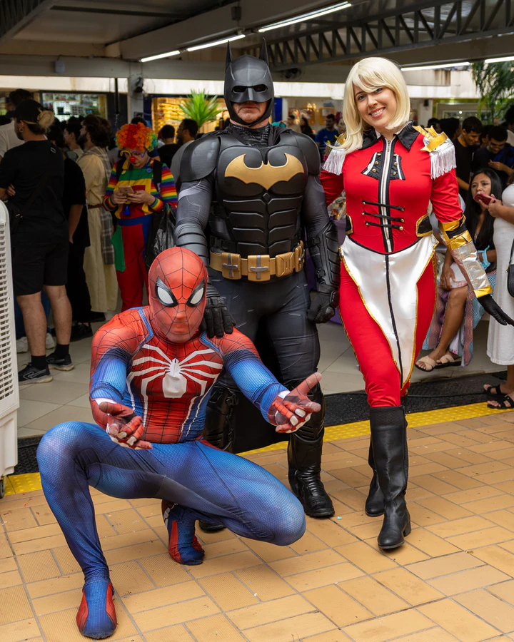 Três participantes caracterizados como personagens posam no evento Anima Geek.