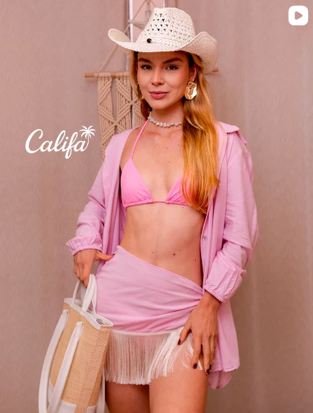 Modelo com chapéu e conjunto rosa em uma peça da Califa.
